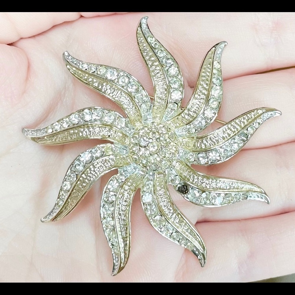 Huge vintage Kramer silver tone rhinestone Star costume brooch - Picture 2 of 6